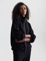 Campera negra de corte holgado con cierre bidireccional, cuello alto y bolsillos frontales.