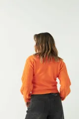 Sweater azul con diseño de ochos y cuello redondo.