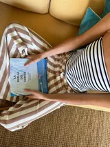 Top strapless a rayas horizontales blancas y negras.