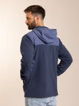 Canguro con capucha Polanco, color azul marino y negro, con cierre frontal y logo bordado en el pecho. Confeccionado en poliéster y poliamida.