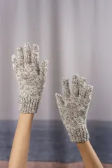 Guantes tejidos a mano en punto jersey, confeccionados en lana fina sin teñir con un diseño jaspeado en tonos marrón y blanco.