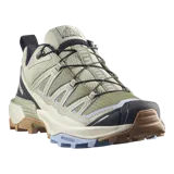 Championes de trekking Salomon modelo X Ultra 360 Edge, en color verde militar con detalles en negro, suela marrón y celeste. Cuentan con sistema de ajuste rápido de cordones y tecnología Advanced Chassis para mayor estabilidad y protección en exteriores.