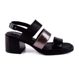 Sandalias de tacón bajo Korium Linz, color negro con una tira plateada.