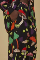 Pantalón largo de viscosa con estampado de hongos de colores, corte wide leg y cintura alta.