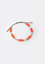 Tobillera ajustable con mostacillas planas de color naranja, cuentas metálicas plateadas y dijes de corazón en color blanco.