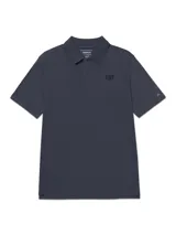 Remera polo de hombre Caterpillar color azul oscuro, con cuello y puños acanalados, cierre frontal con botones y logo de la marca estampado en el pecho.