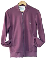 Campera bomber Duxon Originals de color bordó, con cierre frontal completo, cuello, puños y dobladillo en rib elástico. Cuenta con bolsillos frontales ribeteados y un pequeño bordado blanco en el pecho.