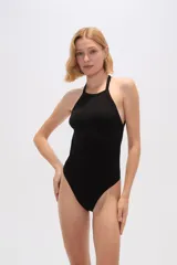 Body de tejido acanalado con cuello halter y espalda descubierta, confeccionado en poliéster con cierre de broches en la parte inferior.