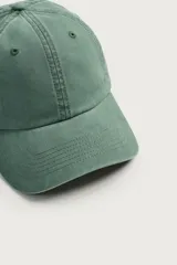 Gorra de seis paneles confeccionada en tejido de algodón con efecto suavemente lavado y visera curva, cuenta con ajuste en la parte posterior.