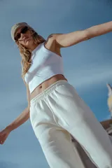 Pantalón de jogging color crudo, confeccionado en frisa, con bolsillos laterales, cintura y botamanga elastizadas.