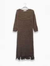 Vestido midi marrón de punto abierto con sutil brillo de lúrex y flecos en el ruedo.
