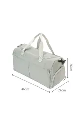 Bolso tipo duffel de poliéster color negro, con asas de mano y bolsillos exteriores con cierre.