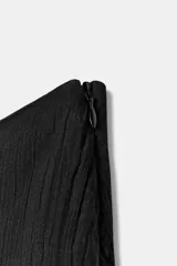 Falda corta de tiro medio con diseño de volantes escalonados en el ruedo.