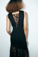 Vestido midi de cuello redondo y sin mangas, confeccionado en tejido liso con un panel inferior asimétrico de encaje negro.