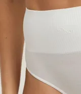 Bombacha de tiro alto confeccionada en poliamida seamless con textura acanalada y cintura elástica.
