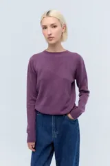 Sweater color beige de lana con cuello redondo y mangas largas.