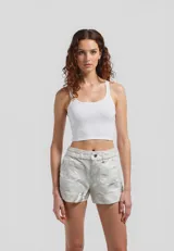 Short de jean color blanco, de tiro alto y corte holgado, con bolsillos frontales tipo cargo.