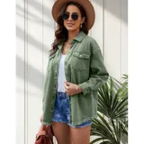 Campera tipo sobrecamisa de jean en color naranja, con corte oversize, cuello italiano, cierre frontal con botones metálicos y ruedo deshilachado. Cuenta con bolsillos frontales con solapa y mangas largas.