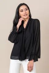 Blusa roja de gasa italiana con cuello plisado y mangas largas amplias terminadas en volado.