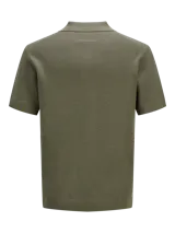 Polo de manga corta confeccionado en tejido de punto estructurado con textura sutil. Presenta cuello clásico, cierre frontal con botones y terminaciones acanaladas en mangas y ruedo.