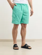 Short de baño verde agua con un bolsillo lateral con solapa y cordón ajustable en la cintura.