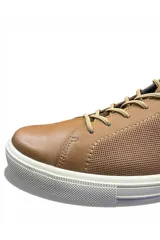 Zapatenis de cuero para hombre, modelo 111501 de la marca Pegada, en color camel con suela blanca y cordones al tono.