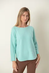 Buzo italiano de viscosa y poliamida color celeste, de tacto suave. Modelo corto de los costados con cuello bote.