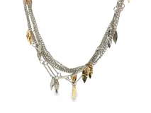 Collar en capas con múltiples cadenas finas y colgantes en forma de hoja texturizada en tonos mixtos plateado y dorado.