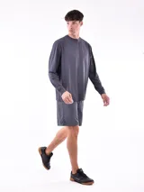 Remera negra de manga larga con cuello redondo.