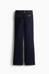 Jean de denim azul oscuro con leve stretch, tiro alto y corte acampanado. Presenta solapas de bolsillo decorativas con botón en el frente y bolsillos de parche en la parte posterior.