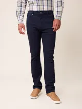 Jean de corte recto y tiro medio en color azul marino, con cierre de botón y cremallera, y bolsillos laterales y traseros.