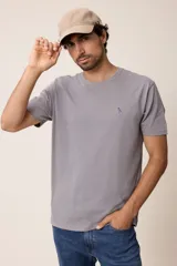 Remera básica de manga corta con cuello redondo y corte regular fit. Presenta un pequeño bordado en el pecho.
