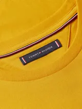 Remera amarilla de algodón con cuello redondo y logo de Tommy Hilfiger bordado en el pecho.