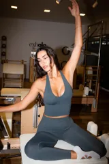 Legging deportivo de tiro alto con diseño de frunce en la parte posterior, confeccionado en tejido mate de alta elasticidad.
