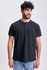 Remera de manga corta en tejido piqué, color negro, con cuello mao y tapeta de botones.