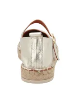 Alpargatas doradas de cuero con hebilla y suela de yute.