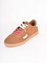 Championes de estilo urbano en color bordó, confeccionados en gamuza con detalles en cuero blanco. Presentan cordones gruesos con estampado de lunares y suela de goma color caramelo.