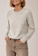Sweater celeste melange de punto fino con cuello redondo y costuras decorativas frontales.