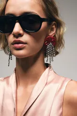 Pendientes metálicos tipo botón con diseño de flor roja en resina y múltiples hileras colgantes de cristales.
