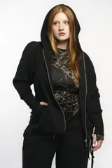 Campera deportiva oversize con capucha, cierre metálico frontal y bolsillos laterales. Presenta mangas raglán con volumen pronunciado y puños largos acanalados. Confeccionada en felpa de algodón, con cordones regulables a tono y terminaciones metálicas.