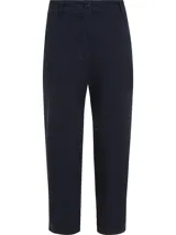 Pantalón chino azul marino de corte slim, con cierre de cremallera y botón, dos bolsillos delanteros de parche y logo de Tommy Hilfiger bordado en la parte trasera.