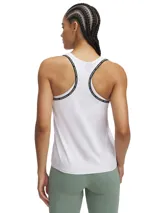 Musculosa deportiva Under Armour de corte clásico, confeccionada en tejido suave y transpirable con tecnología de secado rápido. Presenta diseño de espalda deportiva con detalles de cinta elástica con el logo de la marca y logo frontal pequeño.