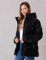 Campera puffer de acabado satinado en color negro, con diseño capitoneado horizontal. Cuenta con cierre frontal metálico, capucha fija con interior de piel sintética y bolsillos laterales con cierre. Incluye puños internos de tejido elastizado con abertura para el pulgar y logo metálico en la manga.