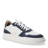 Championes urbanos Democrata modelo Eleko, color blanco con suela de plataforma en tono crema. Presentan un diseño de corte bajo con perforaciones en la puntera para mayor ventilación y el logo de la marca grabado en el lateral.