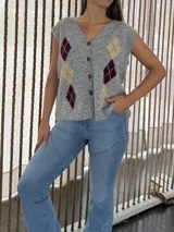 Chaleco de punto gris con escote en V, cierre frontal de botones y diseño de rombos en tonos bordó y beige.