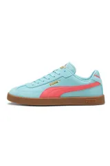 Championes deportivos Puma modelo Club II Era para mujer, en color celeste con franja lateral en tono salmón y suela de goma marrón.