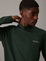 Remera de manga larga Calvin Klein color verde oscuro, con cuello perkins y logo bordado en el pecho.