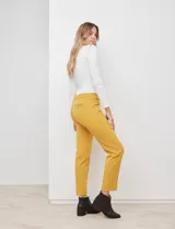 Pantalón recto color verde oliva, marca Zac & Rachel. Delantero con bolsillos inclinados y trasero con bolsillos ojal.