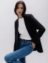 Blazer largo negro confeccionado en mezcla de viscosa y lino, con solapa tipo chal y diseño holgado.