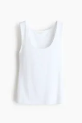 Top de microfibra suave de corte entallado, con escote en U y diseño sin mangas.